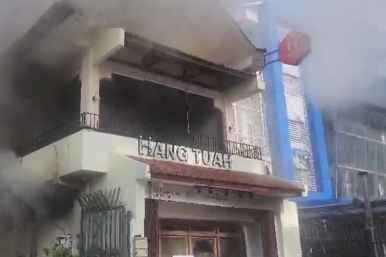 Kafe Hang Tuah di Pecenongan Hangus Terbakar Api,