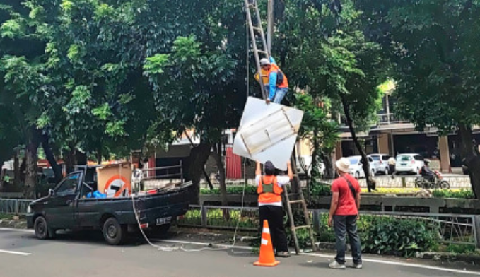 Dishub Jakarta Timur Pasang 98 Rambu Lalu Lintas Baru di Sejumlah Titik