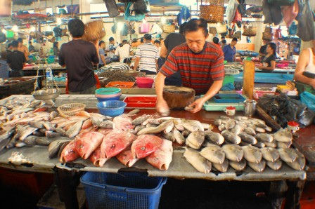 Pedagang Ikan dan Daging di Pasar Ciracas
