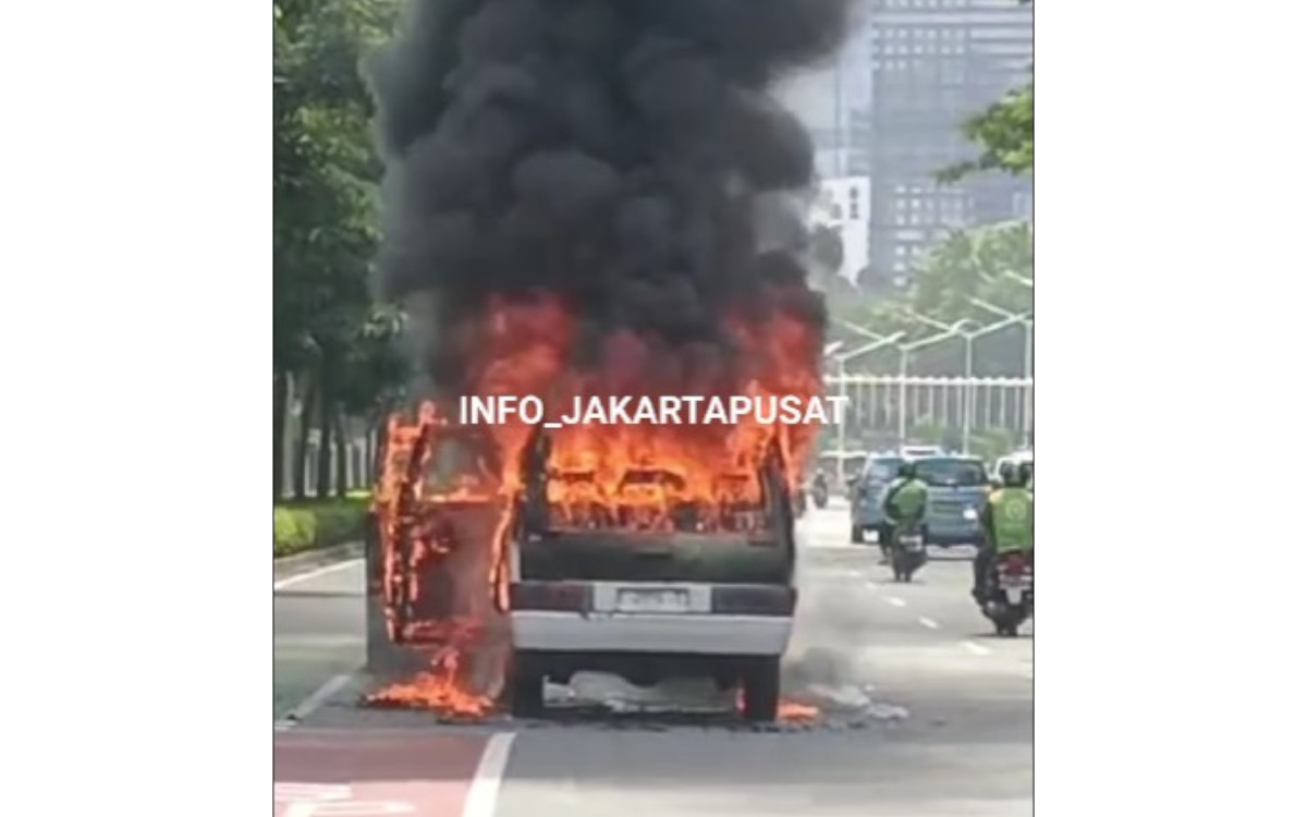 Mobil terbakar di depan GBK, Senayan, Jakarta Pusat