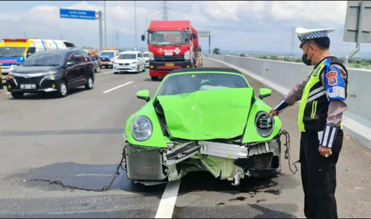 Penampakan Porsche hijau usai kecelakaan akibat menabrak mobil Grand Livina