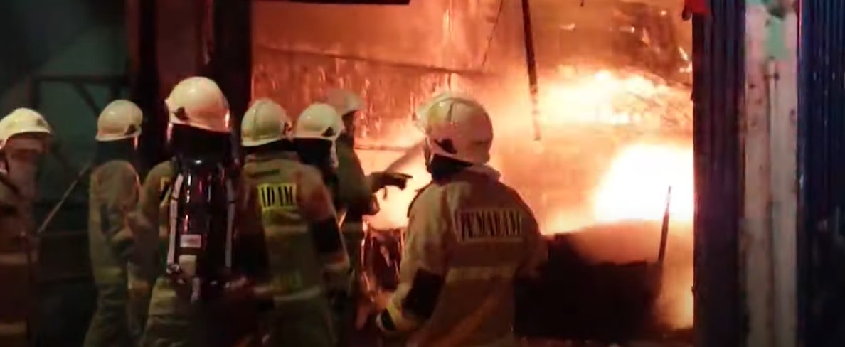 Ledakan Dahsyat Terjadi Sebelum Toko Bingkai di Mampang Hangus Terbakar
