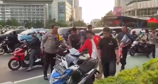 Polisi Sita Puluhan Petasan Remaja Konvoi di Bundaran HI, Jakarta Pusat