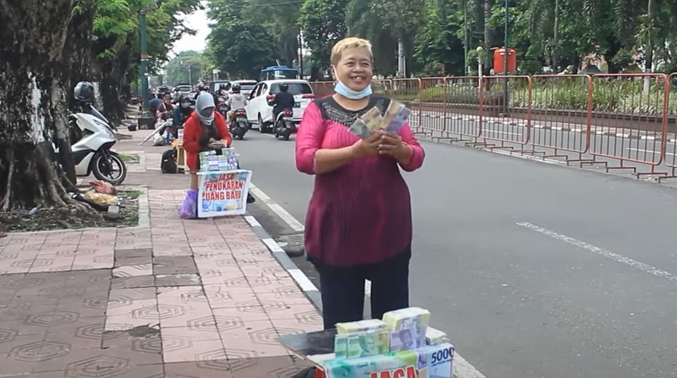 Penjual Jasa Tukar Uang Baru Cuma Terima Untung 5 Persen di Tamansari Jakarta Barat