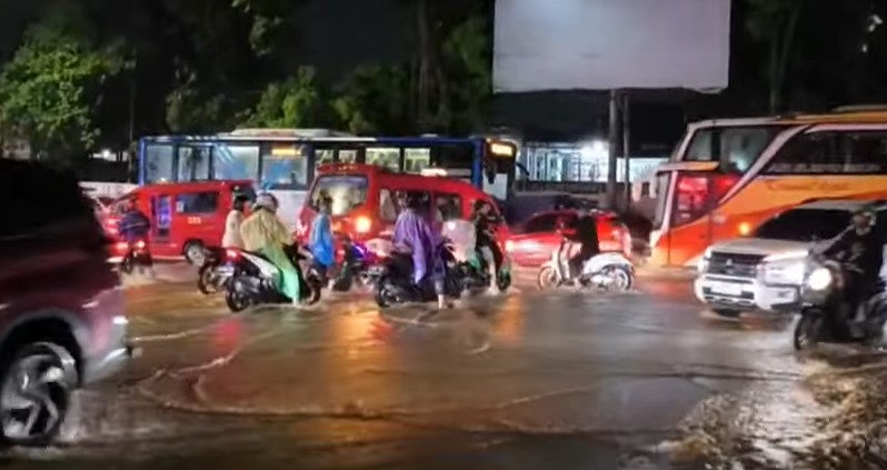 Banjir Terjadi di Jalan Raya Bogor Kramatjati, Kali Baru Kembali Meluap