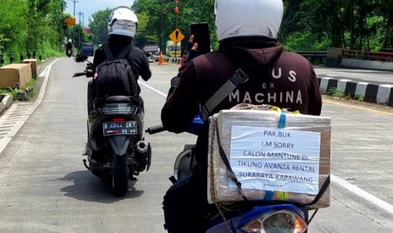 Viral! Foto Aksi “Jeritan" Pemudik Jomblo pada Secarik Kertas yang Terpasang di Sepeda Motor