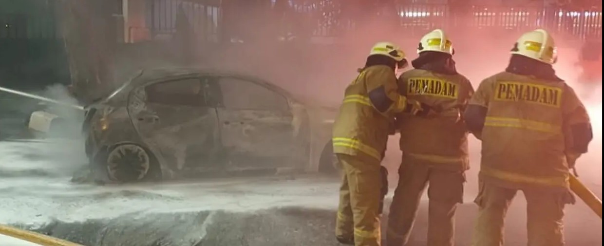 Mobil Hangus Terbakar di Kembangan Akibat Remaja Tembak Petasan Saat Konvoi