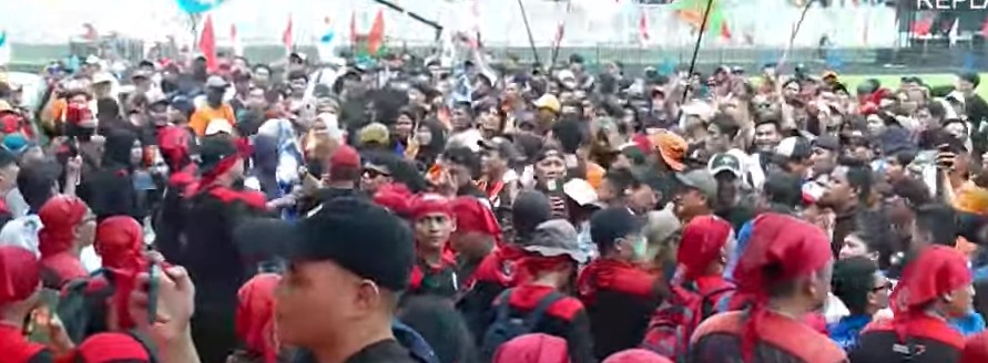 Memanas! Aksi Demonstrasi Meriah Sambut Hari Buruh 2024 Bakar Flare, Serukan Tuntutan di Monas