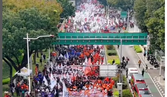 Aksi Massal Hari Buruh Internasional 2024 Ribuan Buruh Padati Jalanan: 'Lautan' Oranye