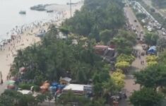 Ribuan Pengunjung Serbu Pantai Ancol Habiskan Momen Libur Panjang Akhir Pekan
