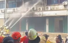 Ruko Aksesoris Handphone Hangus Terbakar di Penjaringan Jakpus, Puluhan Petugas Upayakan Pdamnya Api