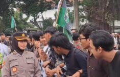 Mahasiswa HMI Kota Bogor Gelar Aksi Unjuk Rasa di Depan Istana Bogor Sampaikan Lima Tuntutan pada Jokowi