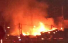 Kebakaran Hebat Melanda Tiga Kios di Pasar Poncol, Petugas Damkar Bobol Gembok Rumah demi Padamkan Api