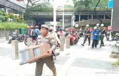 Petugas Satpol PP Jakarta Pusat menertibkan pedagang kaki lima (PKL) di kawasan Terowongan Kendal, Tanah Abang.