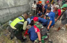 Korban tewas tertabrak kereta di Kemayoran, Jakarta Pusat saat dievakuasi petugas.