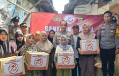 Kepolisian Kembangan Bagikan 100 Paket Sembako untuk Warga Kampung Sawah Balong, Peringati Hari Bhayangkara Ke-78