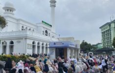 Jamaah Membludak Hingga ke Luar Masjid saat Shalat Idul Adha di Masjid Al-Azhar Pagi ini