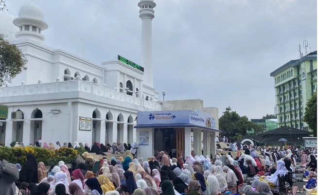 Jamaah Membludak Hingga ke Luar Masjid saat Shalat Idul Adha di Masjid Al-Azhar Pagi ini