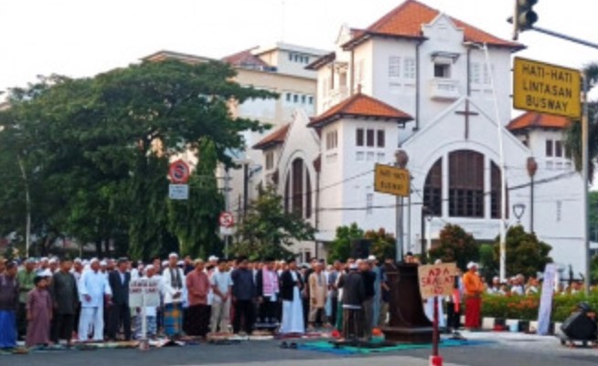 Ribuan Warga Gelar Shalat Idul Adha di Depan GPIB Koinonia, Jakarta Timur