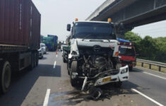 Macet Total, Empat Kendaraan Alami Tabrakan Beruntun di Tol Japek Siang ini