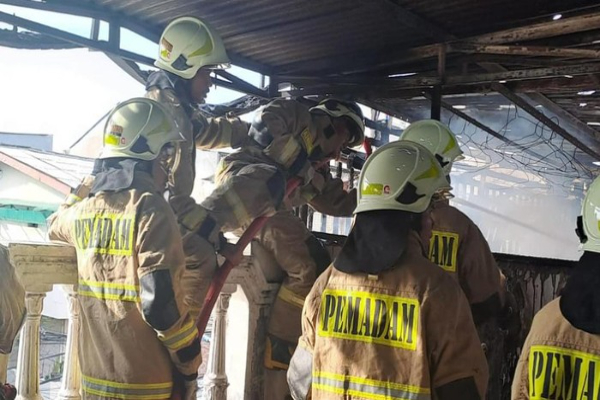 Rumah Tiga Lantai di Jakbar Terbakar Akibat Korsleting Listrik, Kerugian Ditaksir Capai Rp56 Juta