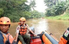 Pilu! Bocah 9 Tahun Tenggelam di Kali Ciliwung, Polisi Sulit Temukan Jasadnya