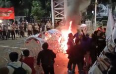 Demo BEM SI di Patung Kuda Memanas, Bentrok dengan Polisi Massa Tetap Bertahan!