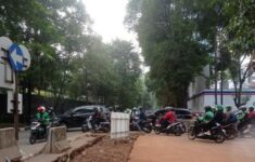 Proyek Galian di Jalan Besakih Jaksel Picu Kemacetan Parah, Warga Keluhkan Putar Balik!