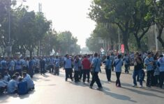 Supir Jaklingko Demo Di Balaikota DKI