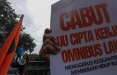 KSPI dan Partai Buruh Gelar Aksi Demo Tolak Omnibus Law di Gedung MK, Ternyata Begini 9 Alasannya!