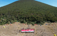 Salut! 400 Siswa Pecinta Alam DKI Jakarta Sukses Bentangkan Bendera Merah Putih di Gunung Gede