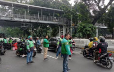 Demo Ribuan Ojol dan Kurir Bergerak ke Patung Kuda, Massa Teriaki Driver Lain Ikut Beraksi