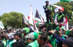 Konvoi Ojol Bergerak dari Tebet ke Patung Kuda, Demo Aksi Damai Dikawal Polisi