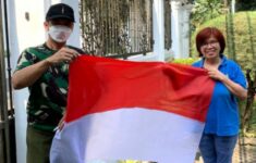 Hidupkan Nasionalisme, Kelurahan Rawa Barat Bagi-Bagi Ratusan Bendera Merah Putih Jelang HUT RI ke-79