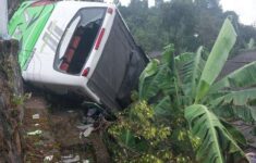 Diduga Sopir Kurang Konsentrasi, Bus Pariwisata Terjun Bebas ke Jurang di Puncak Bogor