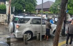 Bocah 9 Tahun Bawa Mobil Ugal-ugalan di Kemang, Tangis Pecah Saat Dikepung Warga