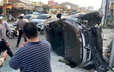 Diduga Sopir Alami Microsleep, Pajero Hantam Motor dan Tiang Listrik di Bogor hingga Terguling