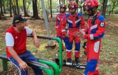 Kaki Tersangkut di Celah Bangku Taman, Seorang Bapak di Kebayoran Lama Panggil Petugas Damkar