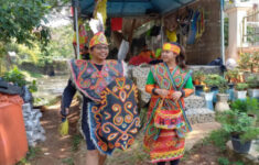 Satgas UPS Pasar Rebo Ubah Limbah Plastik Jadi Busana Tradisional Bernilai Jual