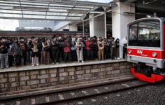 Wanita Jatuh di Celah Peron Stasiun Bekasi, Petugas Berhasil Selamatkan dan Beri Pertolongan Pertama