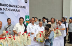 Tengok Korban Kebakaran Manggarai, Heru Budi Bagikan 450 Paket Sembako dan Alat Tulis Anak