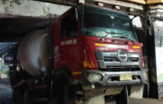 Truk Molen Nyangkut di Kolong Jembatan Matraman, Roda Depan Sampai Terangkat