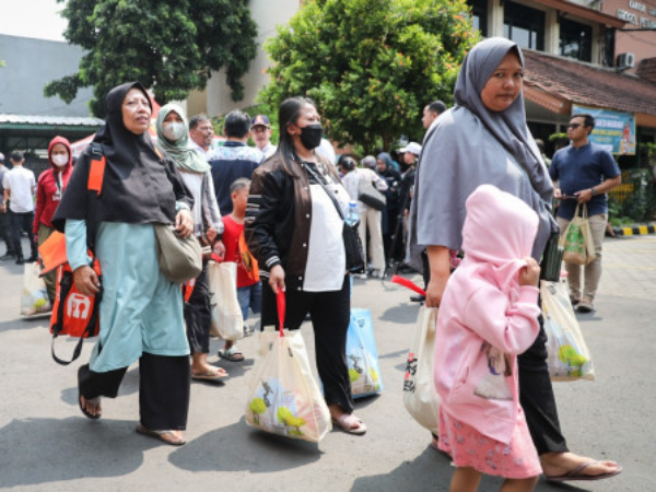 Warga Grogol Petamburan Sambut Gembira Penjualan Sembako Murah Pemprov DKI