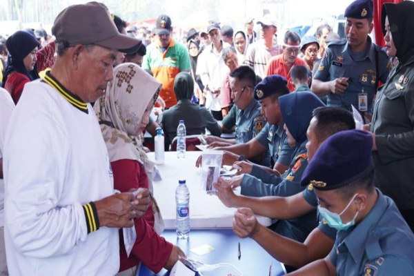 TNI Gelar Bakti Kesehatan Gratis di Monas dalam Perayaan HUT TNI ke-79, Warga Antusias