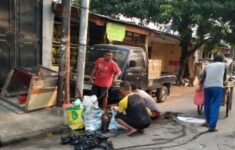 Ratusan Warga Cengkareng Timur Gelar Kerja Bakti Massal, Pastikan Saluran Air Bersih