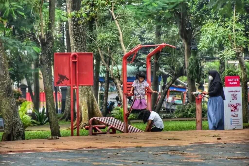 Taman di Jakarta Timur Dekat dengan Halte Transportasi Umum