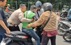 polisi bantu ojol yang sakit