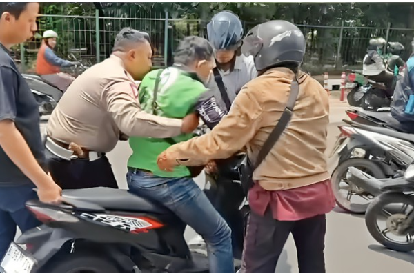 polisi bantu ojol yang sakit