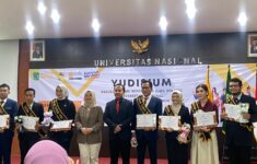 Wisudawan Terbaik Tino Rahardian Menerima Gelar Magister Administrasi Publik dari Universitas Nasional