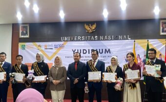 Wisudawan Terbaik Tino Rahardian Menerima Gelar Magister Administrasi Publik dari Universitas Nasional